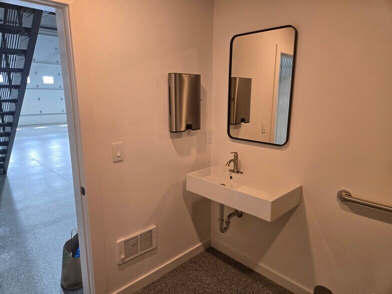 More Photos Of 1102 Jackrabbit Ln, Belgrade Warehouse For Sale