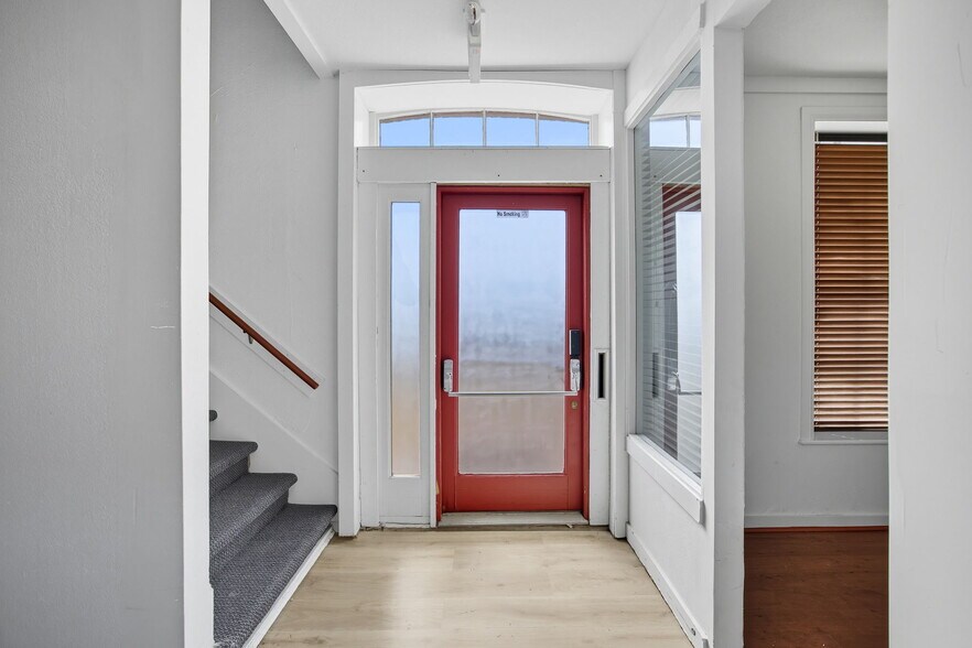 More Photos Of 101 East St, Hutto Storefront Retail Office For Lease