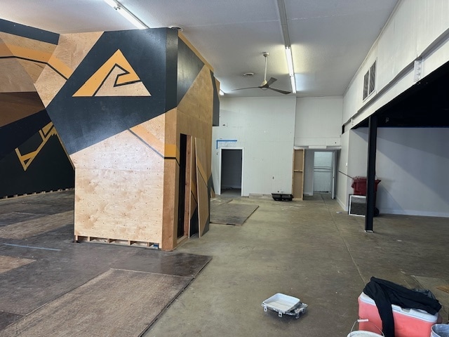 More Photos Of 525 W Market St, Johnson City Flex For Lease