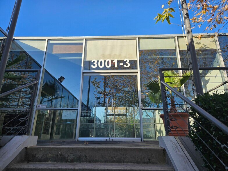 More Photos Of 3001 N San Fernando Blvd, Burbank Light Manufacturing For Lease