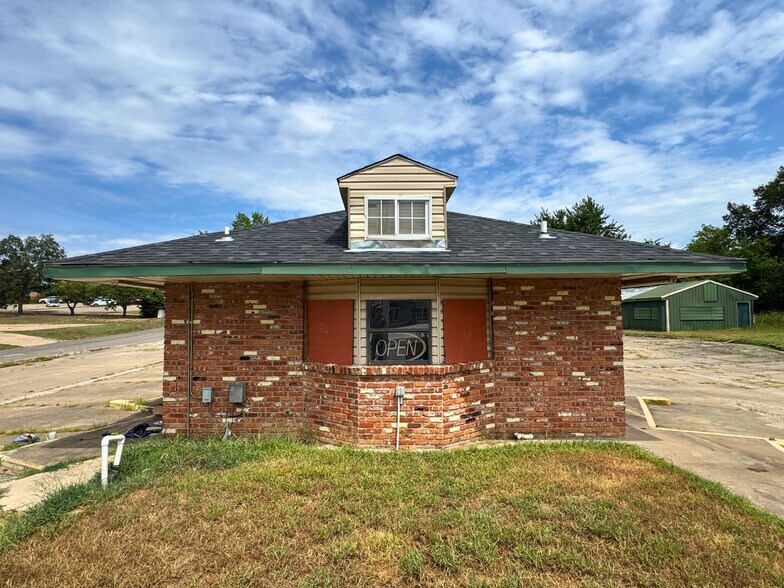 More Photos Of 520 W Broadway, Seminole Flex For Sale