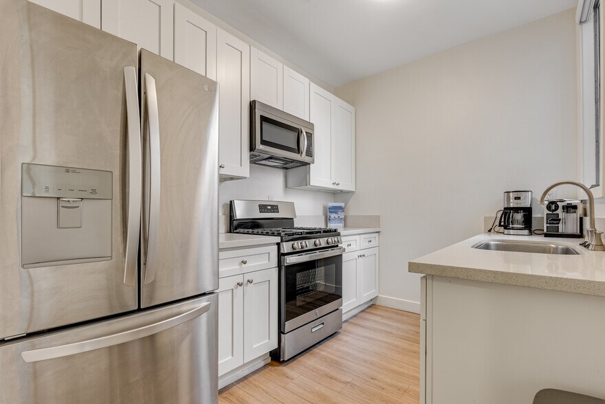 More Photos Of 6208-6212 Santa Monica Blvd, Los Angeles Loft Creative Space For Lease