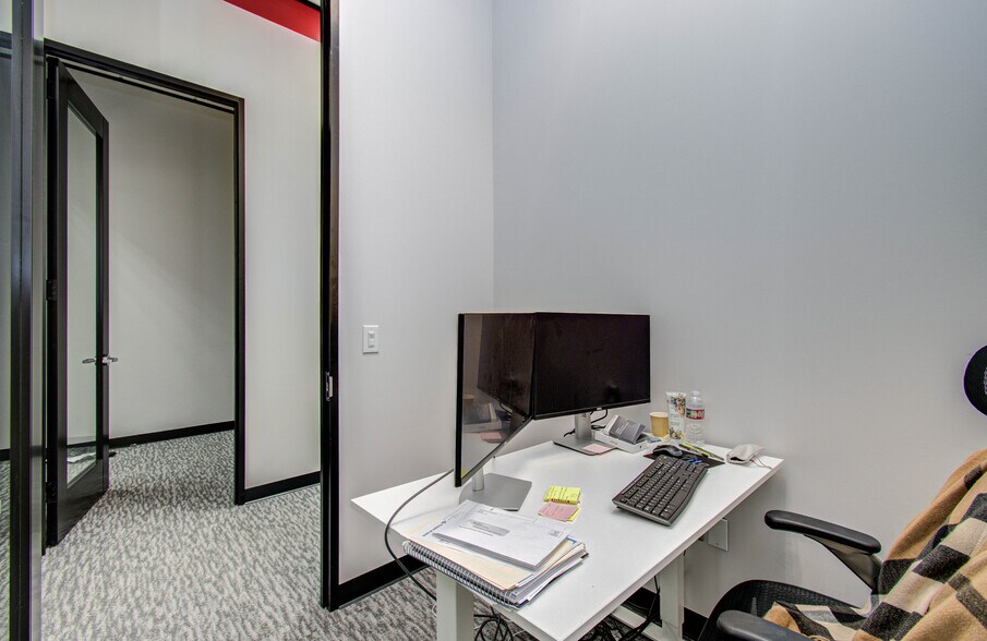 More Photos Of 9330 Kirby Dr, Houston Research And Development For Lease