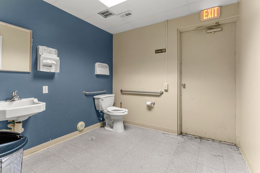 More Photos Of 35640 W Michigan Ave, Wayne Medical For Lease