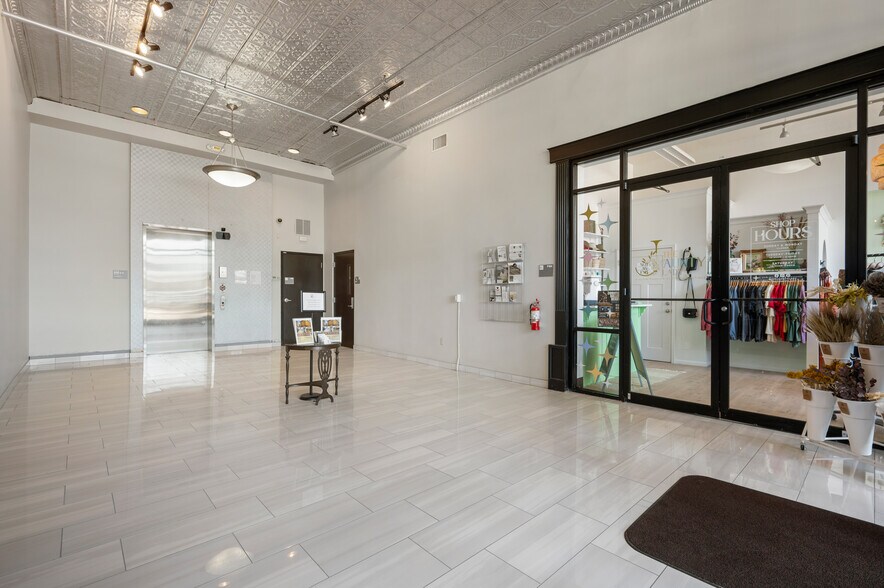 More Photos Of 108 S Walnut St, Muncie Office For Sale