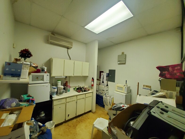 More Photos Of 2000 S Beretania St, Honolulu Storefront Retail Office For Lease