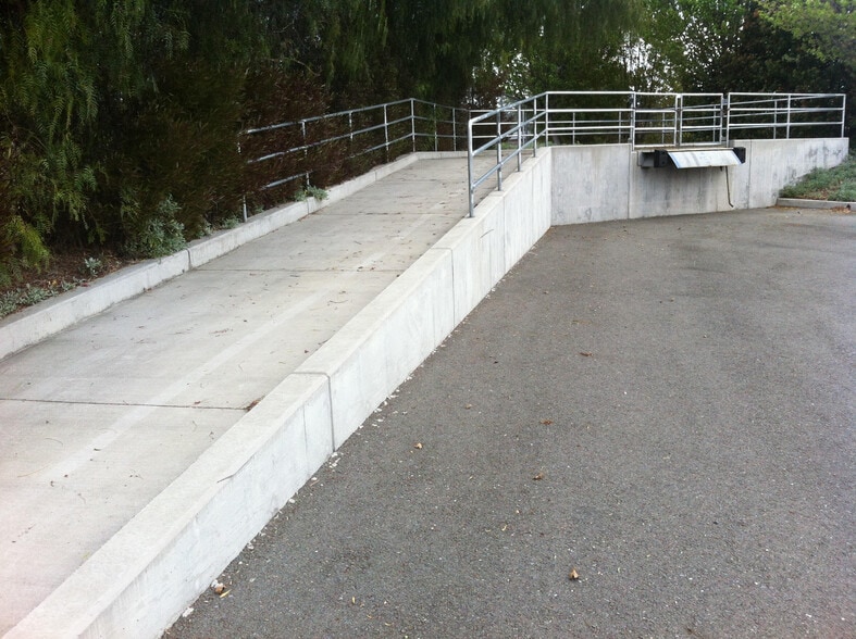 More Photos Of 671 Willow Pass Rd, Pittsburg Warehouse For Lease