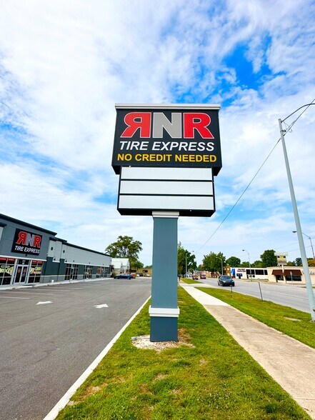 More Photos Of 2101 S 3rd St, Terre Haute Storefront For Lease