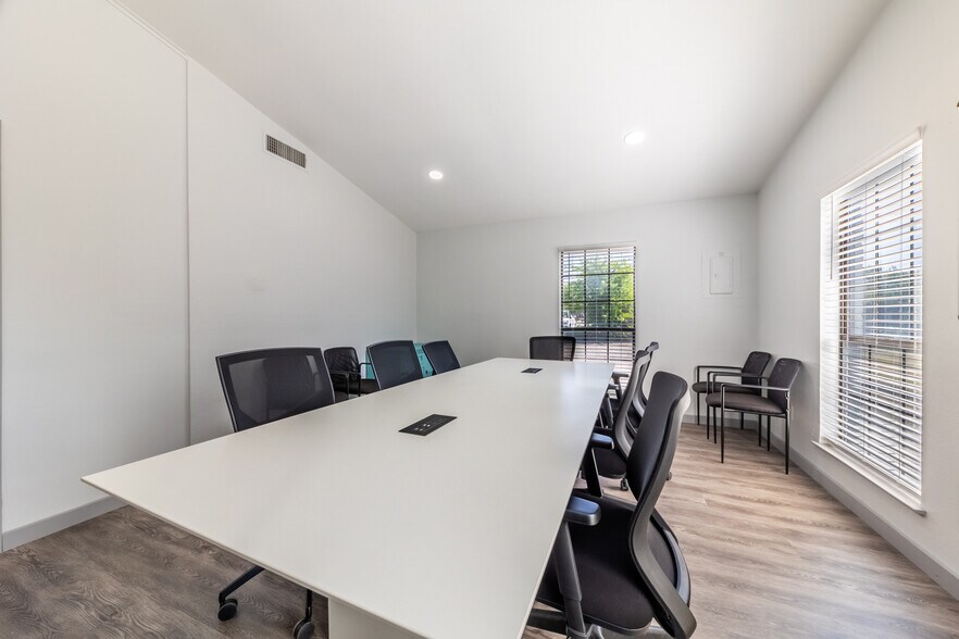 More Photos Of 5206 Wind River Rd, Austin Office For Sale