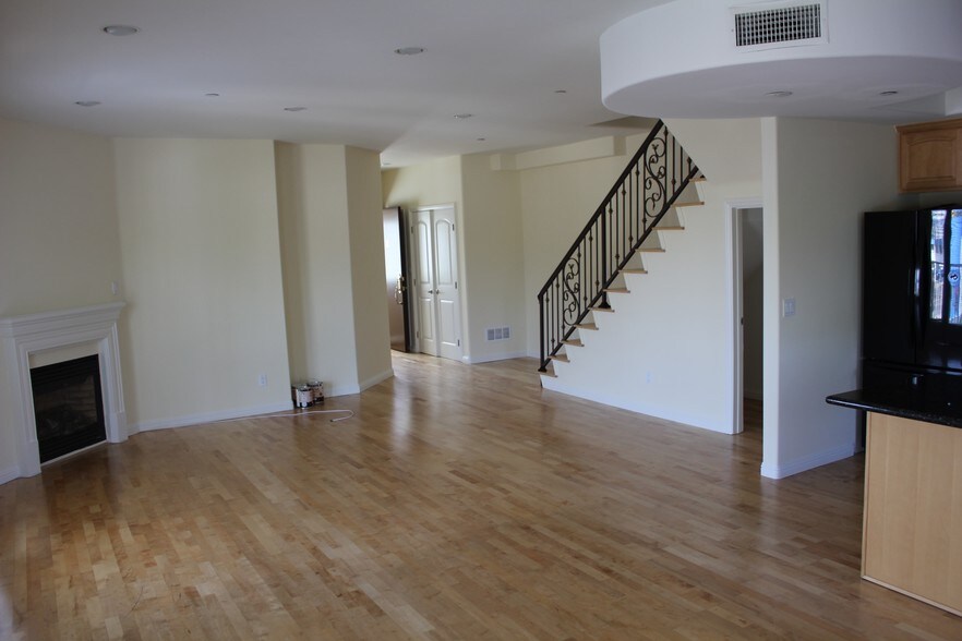 More Photos Of 11501 Hatteras St, North Hollywood Apartments For Sale