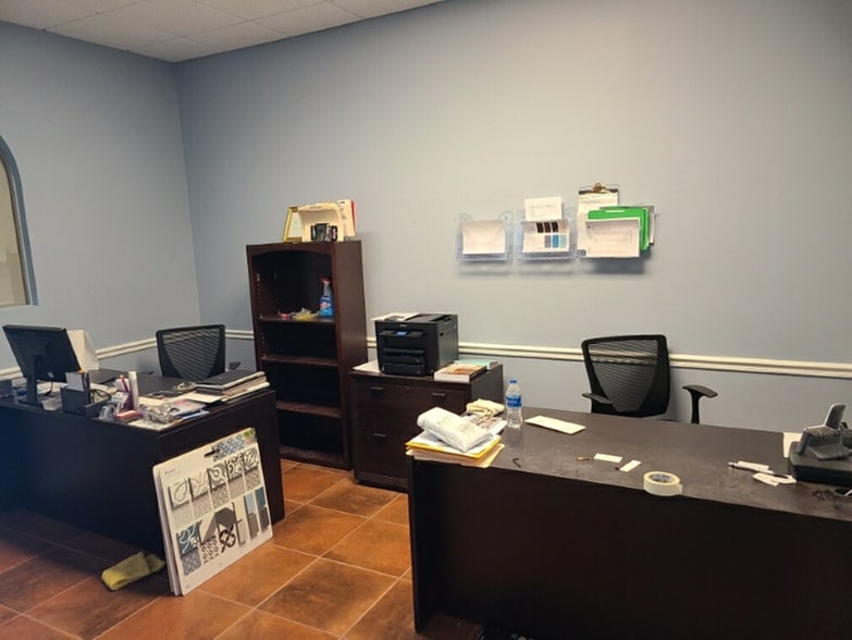 More Photos Of 1575 Pine Ridge Rd, Naples General Retail For Sale