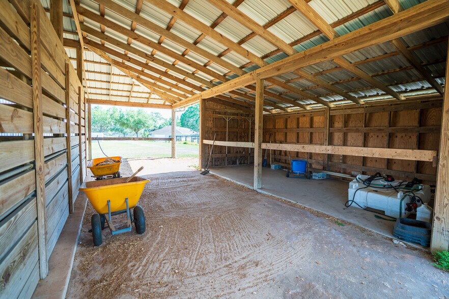 More Photos Of 12219 SW 26th St, Ocala Horse Stables For Sale