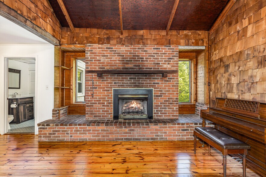 More Photos Of 6908 S Roxbury Mill Rd, Spotsylvania Flex For Sale