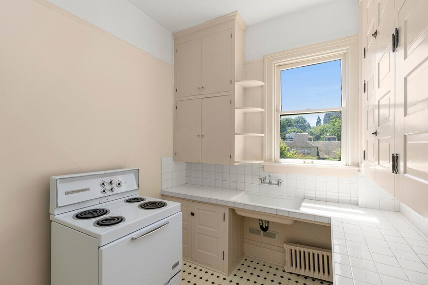 More Photos Of 714-716 NW 24th Pl, Portland Apartments For Sale