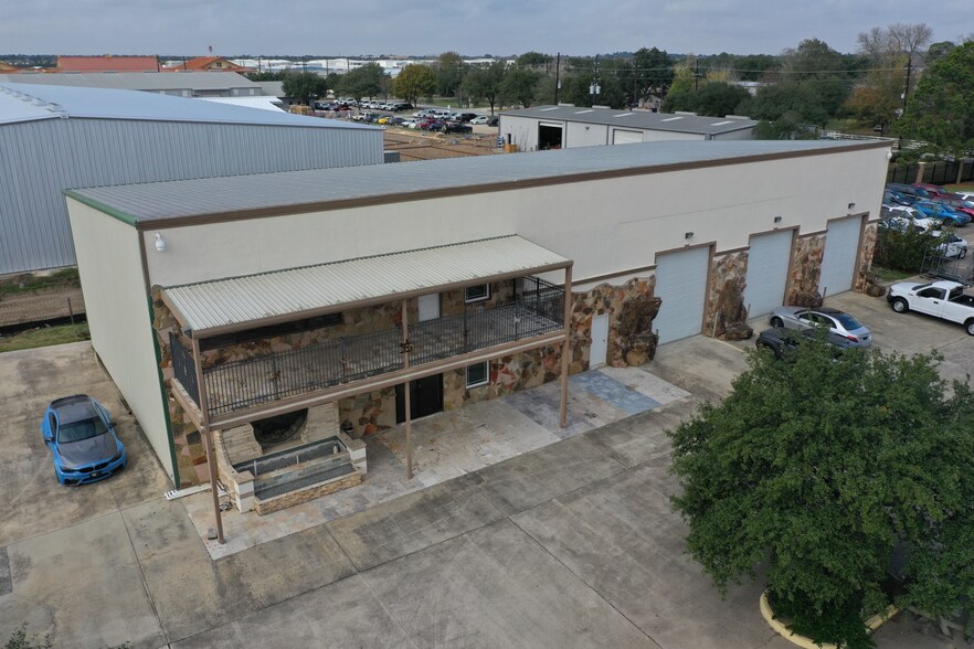 More Photos Of 17125 Groeschke Rd, Houston Warehouse For Lease