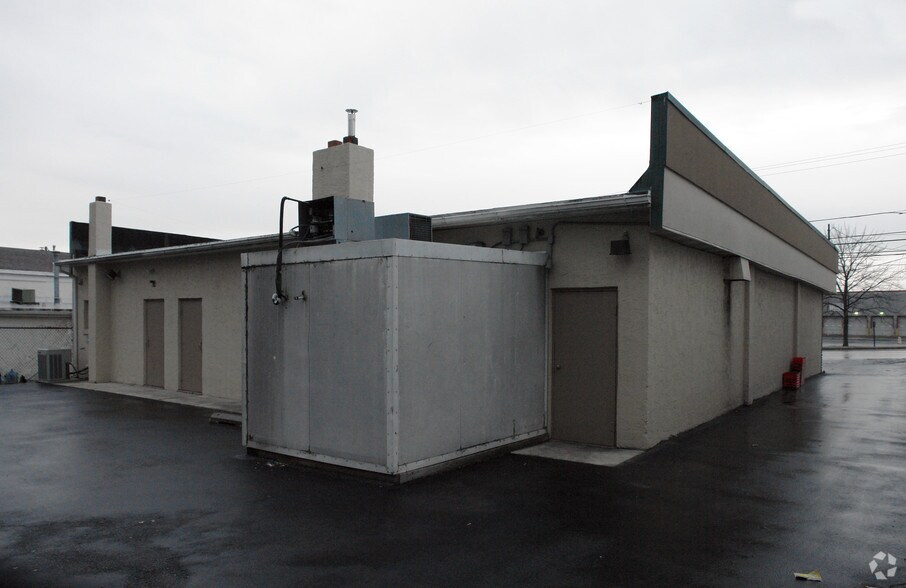 More Photos Of 407-411 W Moreland Rd, Willow Grove Storefront For Sale