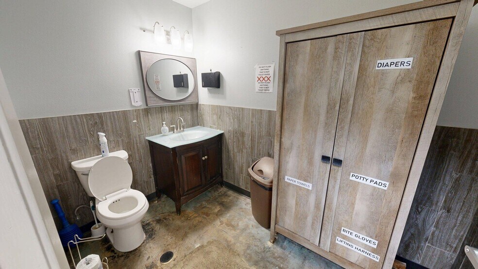 More Photos Of 3663 S Dairy Ashford Rd, Houston Veterinarian Kennel For Sale