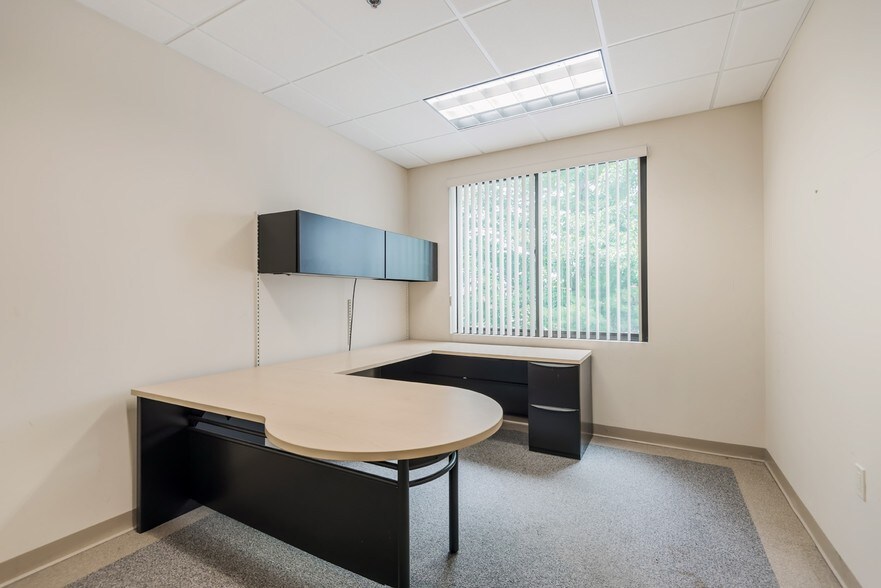 More Photos Of 26 Parkridge Rd, Haverhill Research And Development For Lease