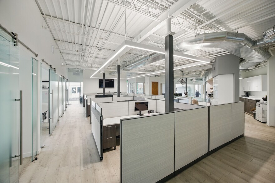 More Photos Of 55-99 W Maple Rd, Birmingham Medical For Lease