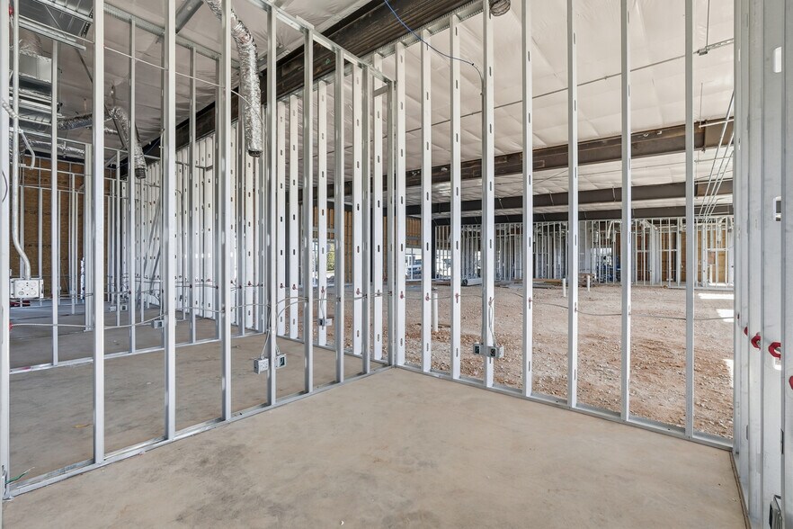 More Photos Of 2420 S 8th St, Rogers Flex For Lease