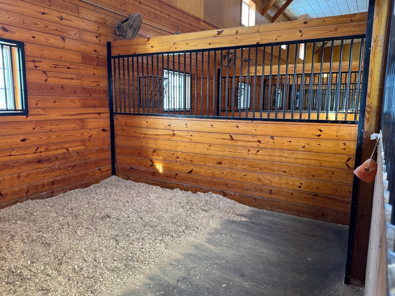More Photos Of 115 Hilltop Dr, Phoenix Sports And Entertainment For Sale