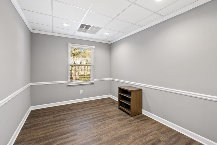 More Photos Of 425 E Crossville Rd, Roswell Office For Sale