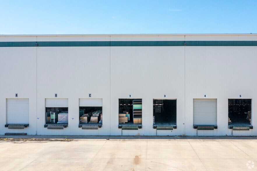 More Photos Of 4247 S Minnewawa Ave, Fresno Distribution For Lease