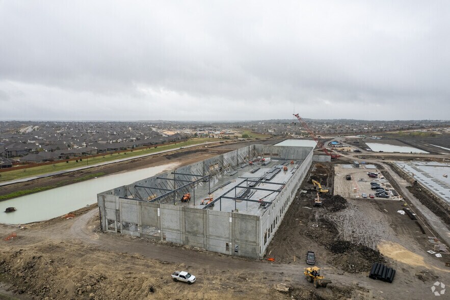 More Photos Of 170 Deep Roots Dr, Buda Distribution For Lease