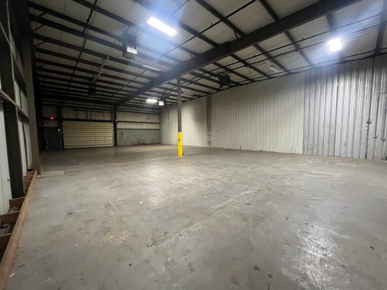 More Photos Of 32 Scotland Blvd, Bridgewater Manufacturing For Lease