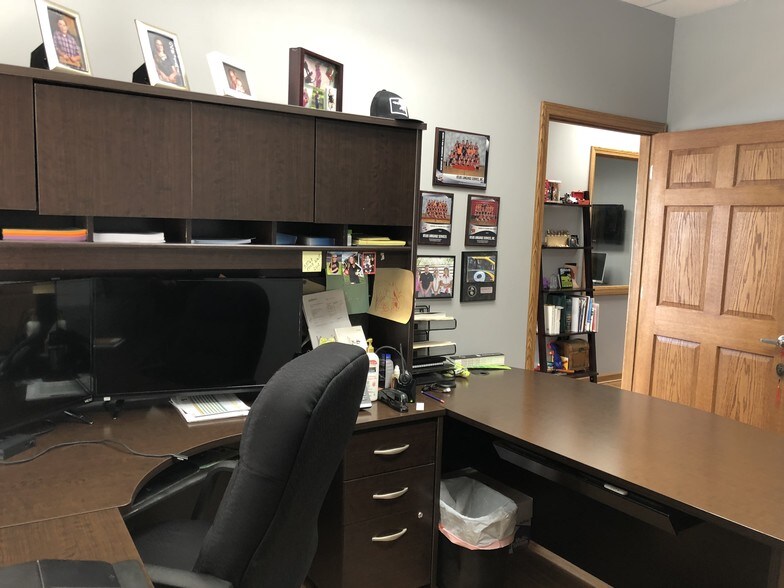 More Photos Of 820 E Terra Cotta Ave, Crystal Lake Office For Sale