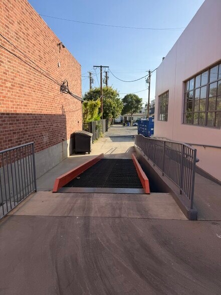 More Photos Of 5330-5340 Harbor St, Commerce Warehouse For Lease