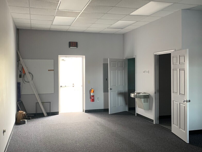 More Photos Of 5550 McFarland Blvd, Northport General Retail For Lease