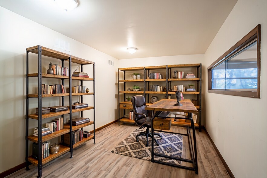 More Photos Of 220 Davenport Blvd, Davenport General Retail For Sale