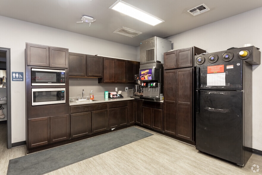 More Photos Of 4625 Interstate Way, Kingman Distribution For Lease
