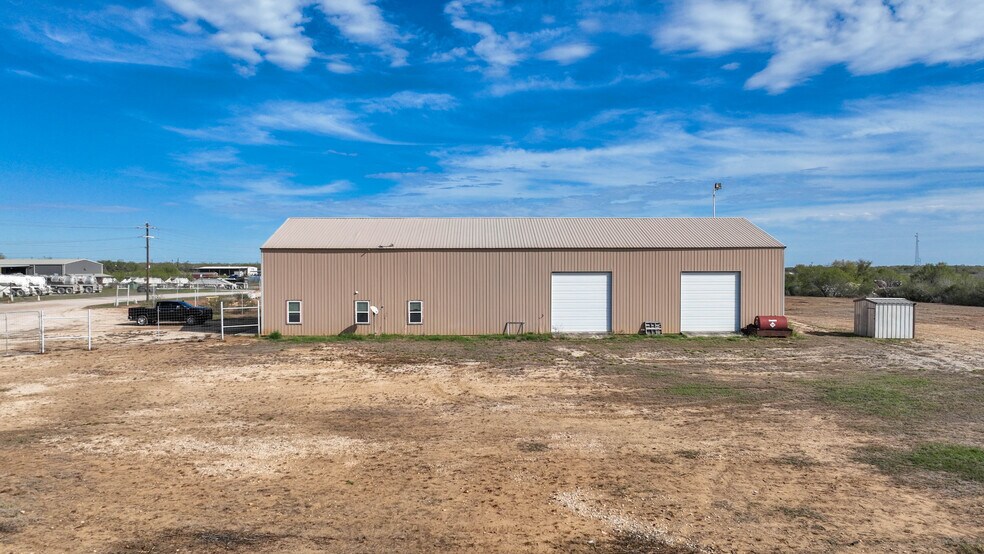 More Photos Of 193 Welco Ln, Jourdanton Warehouse For Sale