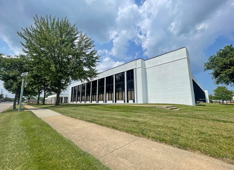 More Photos Of 16485 Rockside Rd, Maple Heights Flex For Lease