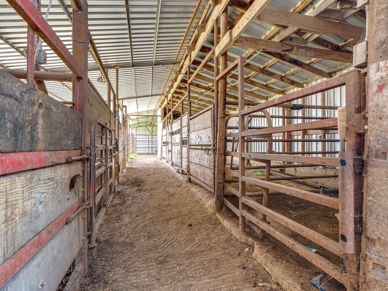 More Photos Of 1853 S Broadway St, Coalgate Flex For Sale