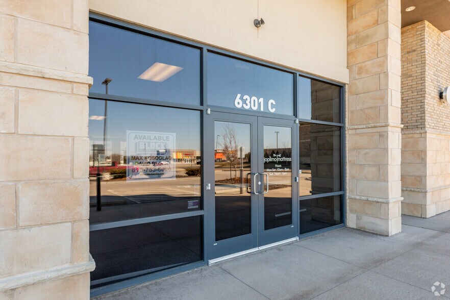 More Photos Of 6301 W 135th St, Overland Park General Retail For Lease