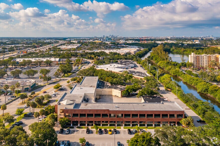 More Photos Of 1 Oakwood Blvd, Hollywood Unknown For Lease