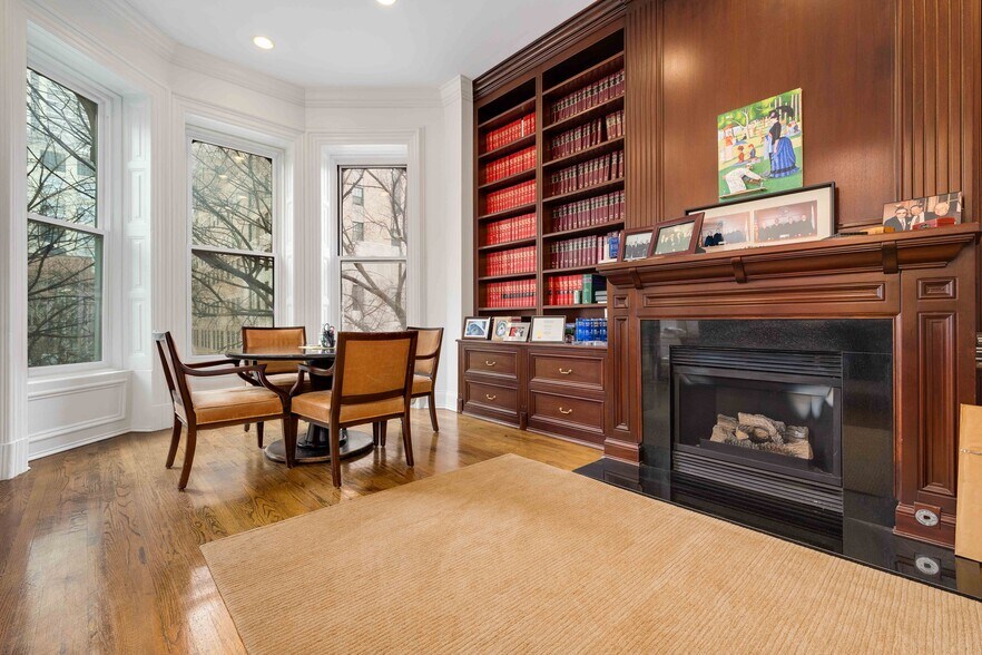 More Photos Of 812 N Dearborn St, Chicago Office For Sale