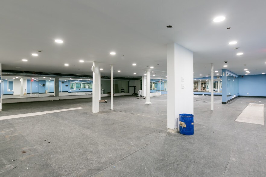 More Photos Of 132 N Wellwood Ave, Lindenhurst Storefront Retail Office For Lease