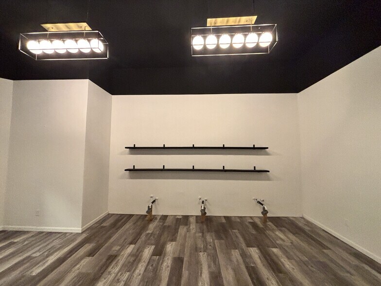 More Photos Of 265 S Main St, Independence Storefront Retail Office For Sale