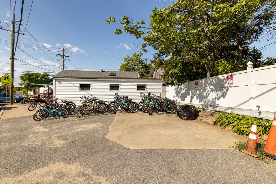 More Photos Of 4 Lagoon Pond Rd, Vineyard Haven General Retail For Sale