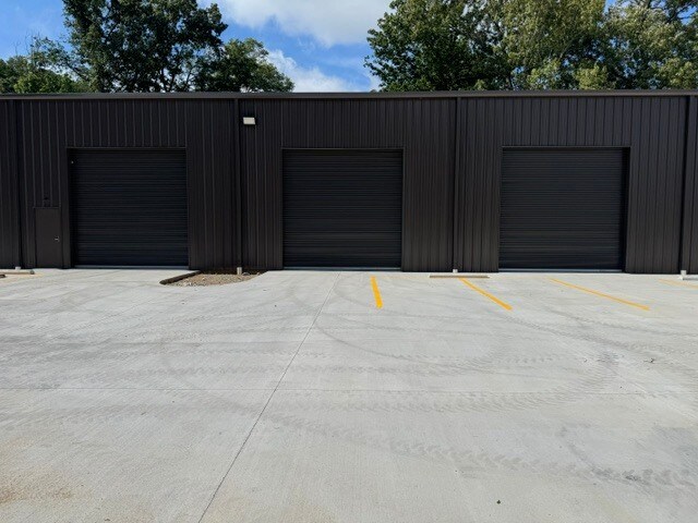 More Photos Of 300 Midridge Ln, Pelham Warehouse For Lease