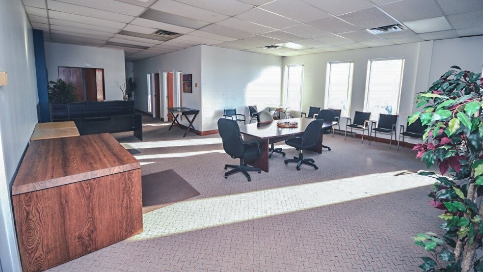 More Photos Of 500 Boul Saint-Martin O, Laval Office For Lease