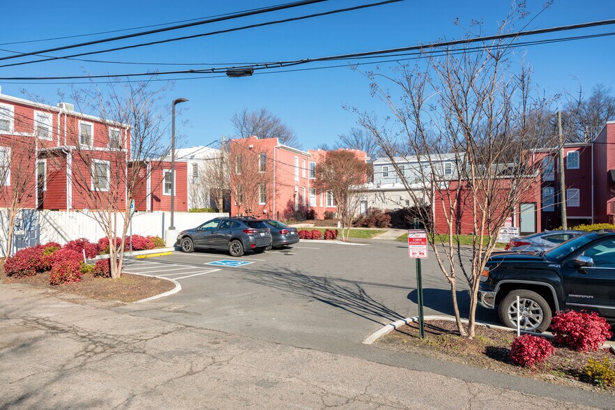 More Photos Of 1431 W Main St, Richmond Office For Lease