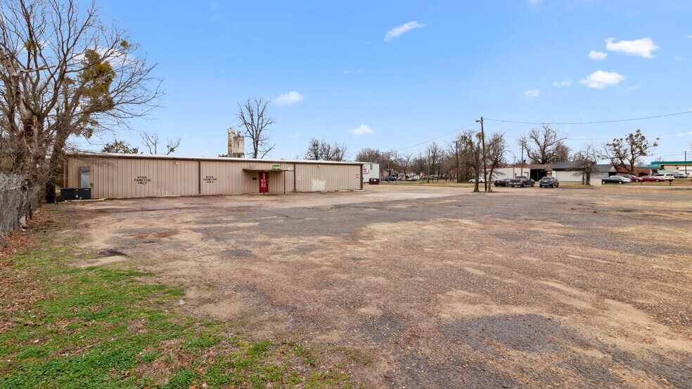 More Photos Of 1734 N Main St, Paris Freestanding For Sale