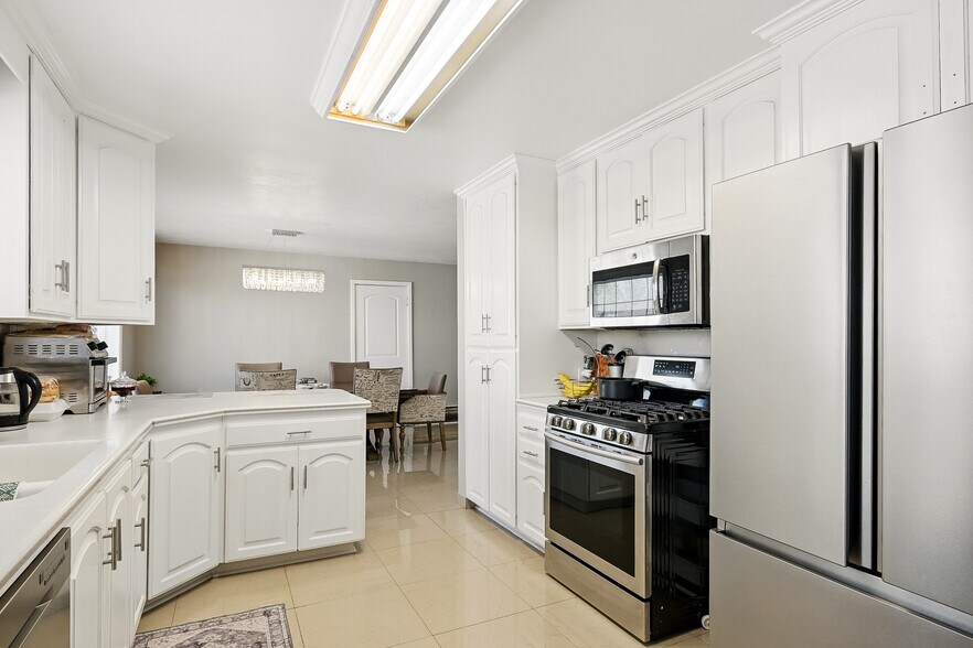 More Photos Of 91 E Main St, Bicknell Hotel For Sale
