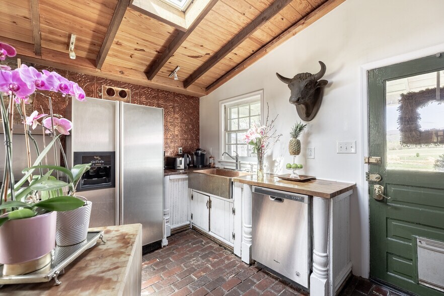 More Photos Of 2416 Lowesville Rd, Amherst Hospitality For Sale