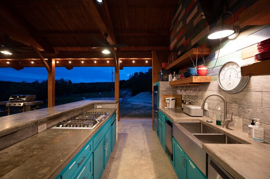 More Photos Of 7400 McGregor Ln, Dripping Springs Hotel For Sale
